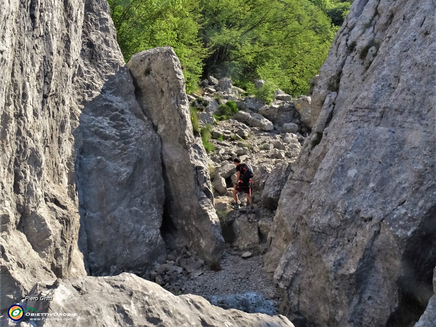 20 Passaggio tra i Torrioni Longo a sx e Gemelli a dx.JPG